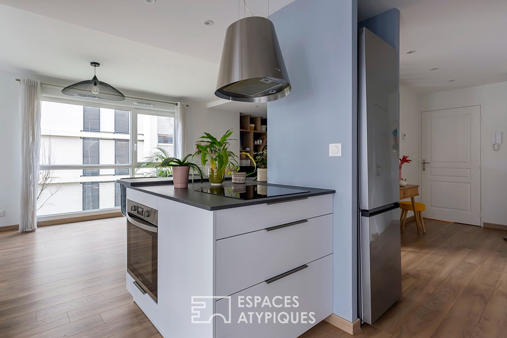 Rénovation contemporaine avec balcon à deux pas du métro