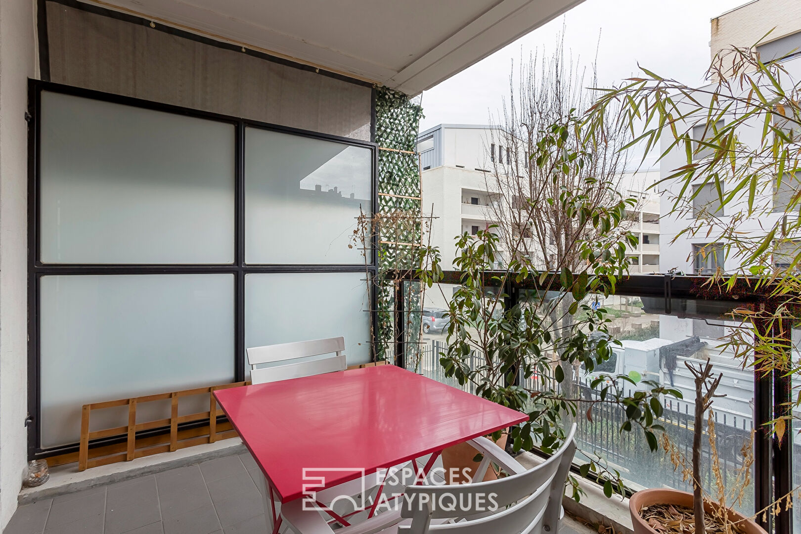 Rénovation contemporaine avec balcon à deux pas du métro