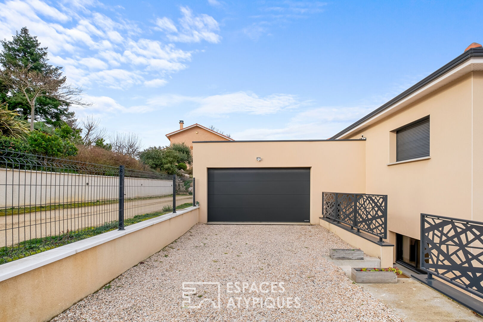 House with swimming pool on the heights of Vienne