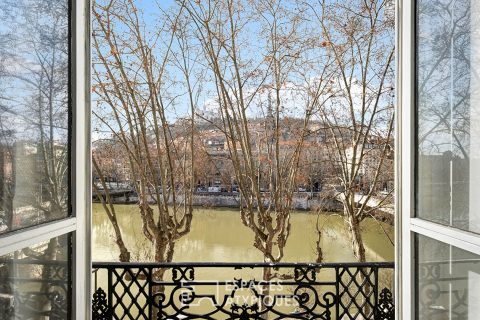 Beautiful old building completely redesigned with a view of the Saône and Fourvière