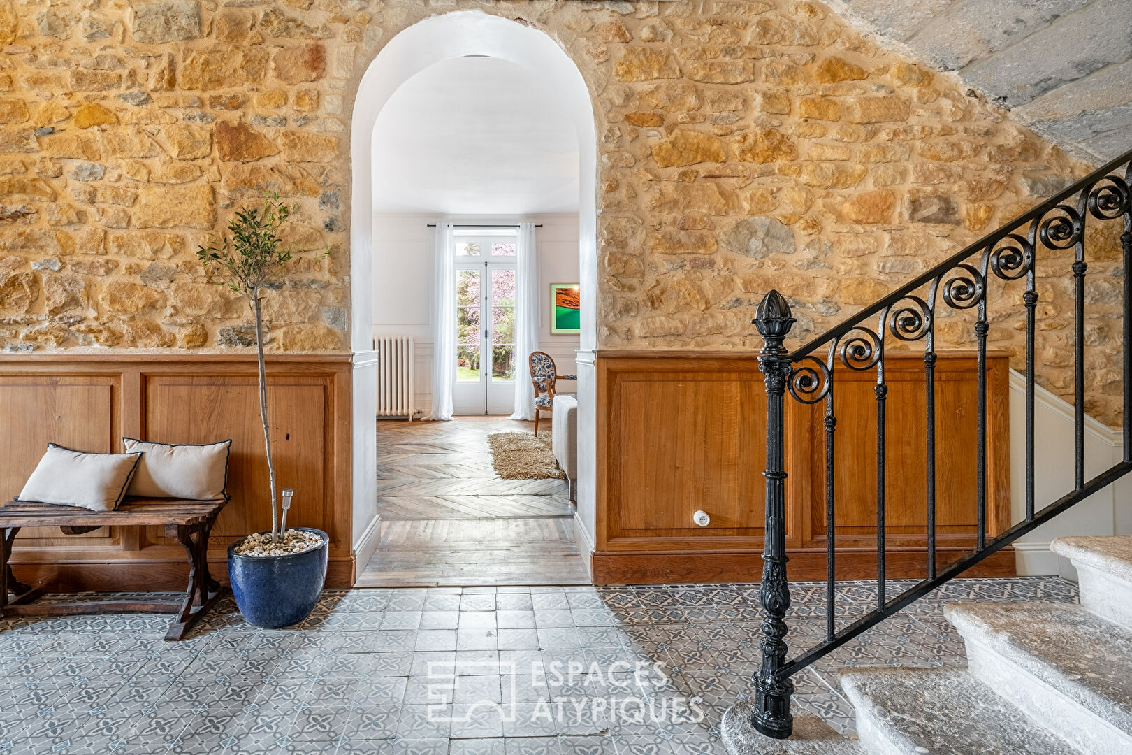 Former coaching inn completely renovated in the heart of the village