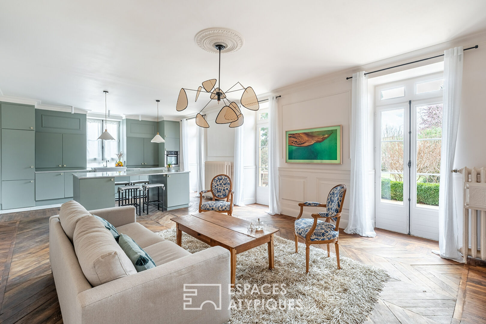 Former coaching inn completely renovated in the heart of the village