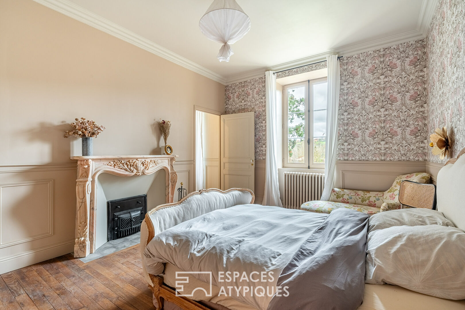 Former coaching inn completely renovated in the heart of the village