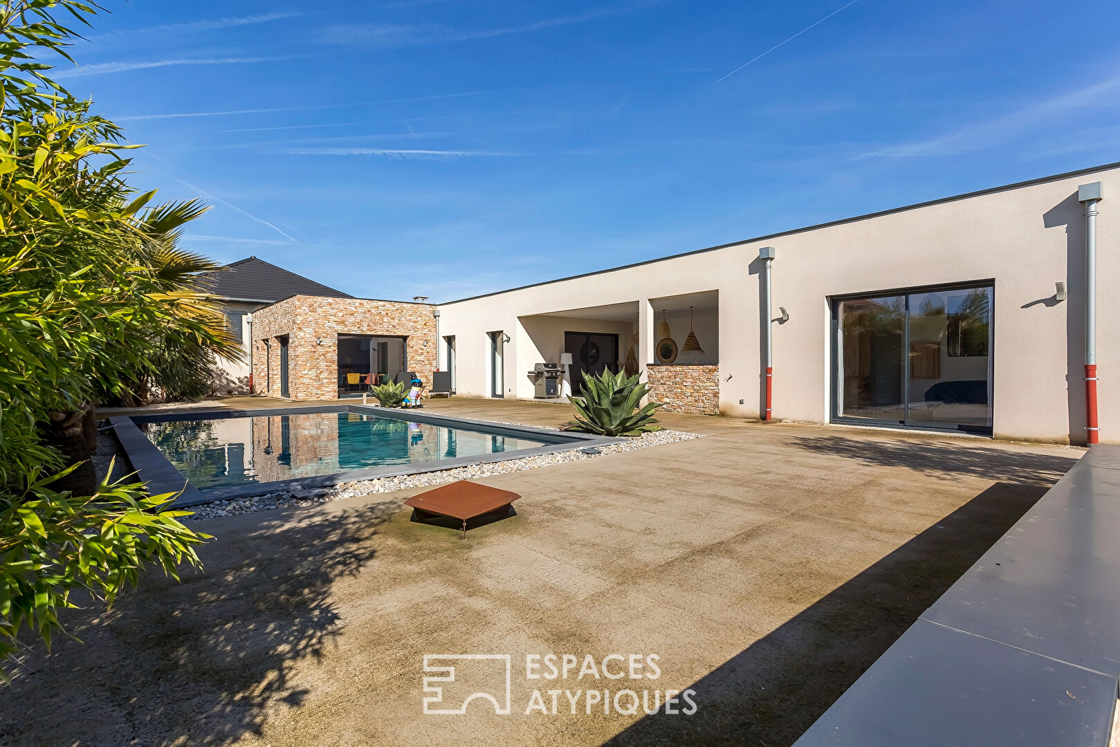 Maison contemporaine avec piscine et jardin paysagé