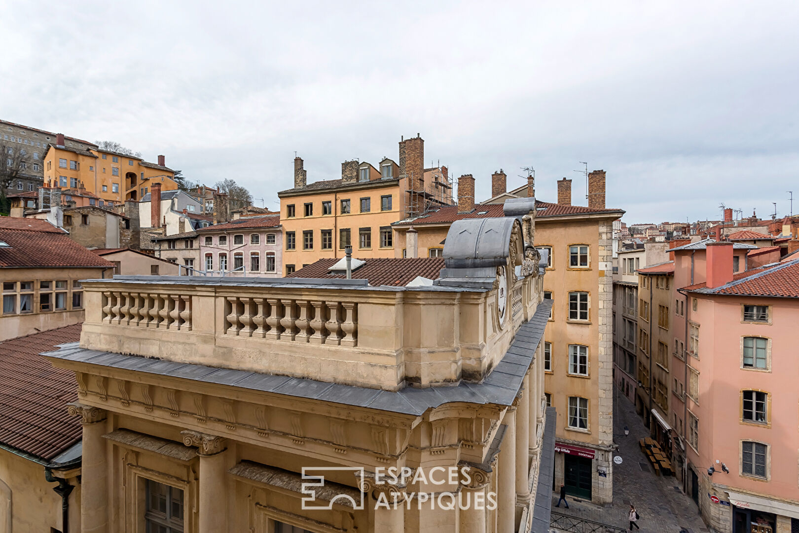 Old apartment with a view in the heart of Old Lyon