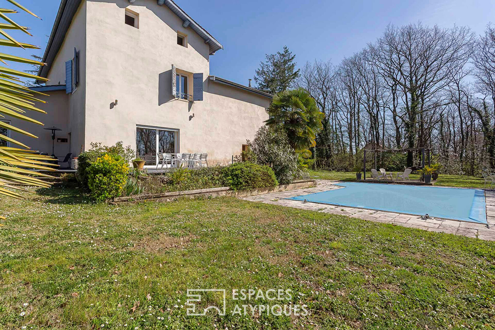 Corps de ferme avec piscine sur une belle parcelle paysagée