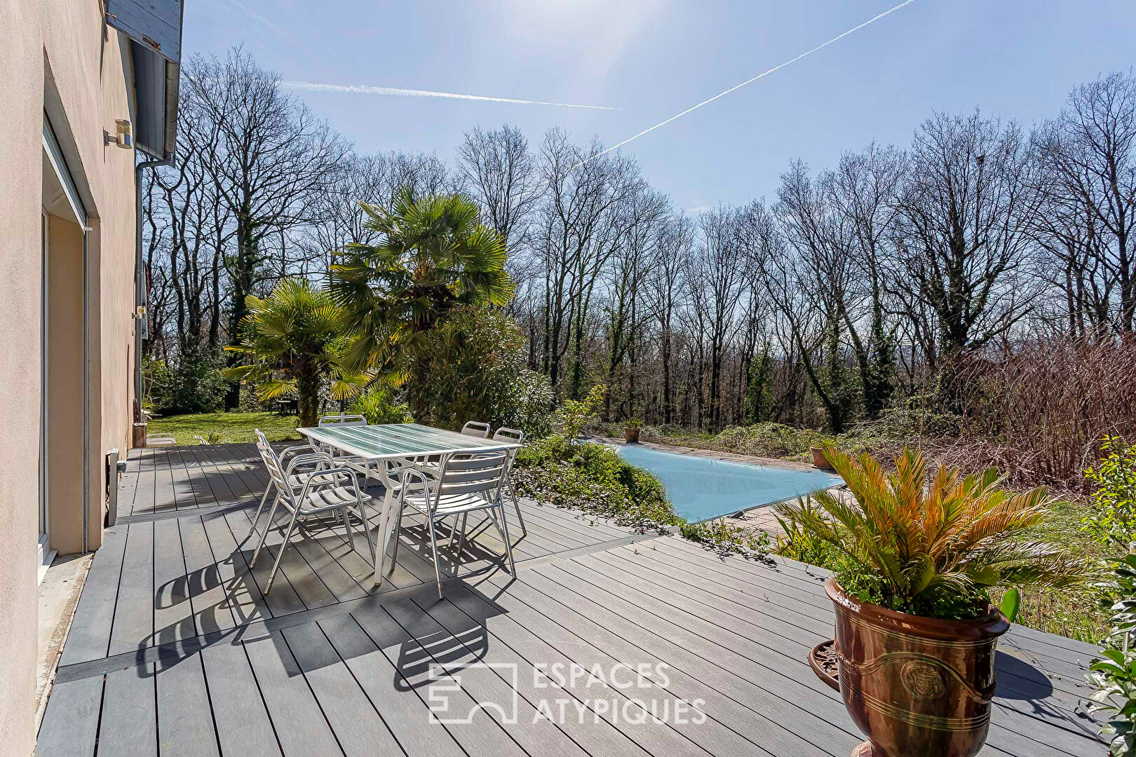 Corps de ferme avec piscine sur une belle parcelle paysagée