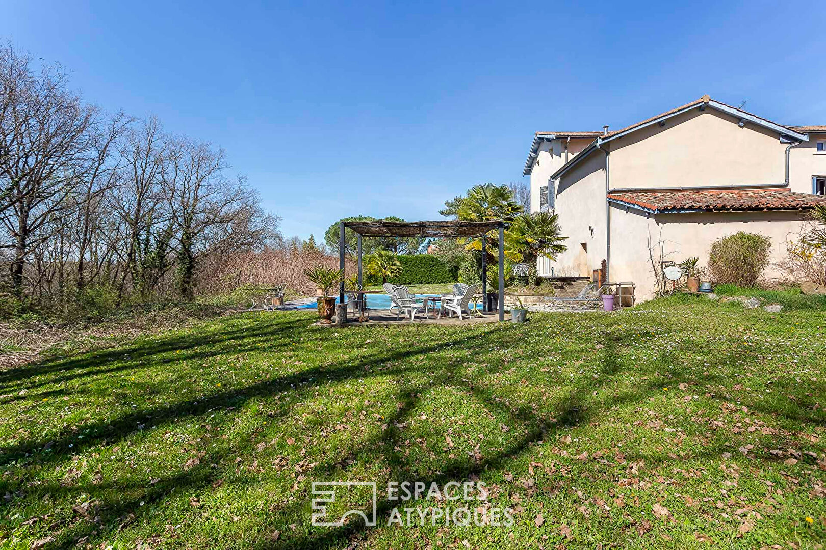 Farmhouse with swimming pool on a beautiful landscaped plot