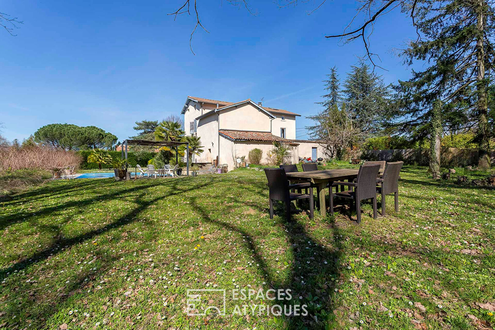 Corps de ferme avec piscine sur une belle parcelle paysagée