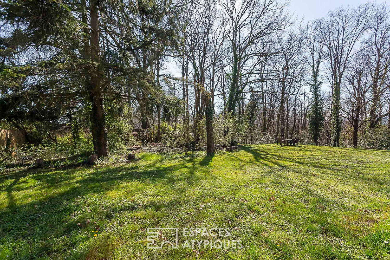 Farmhouse with swimming pool on a beautiful landscaped plot