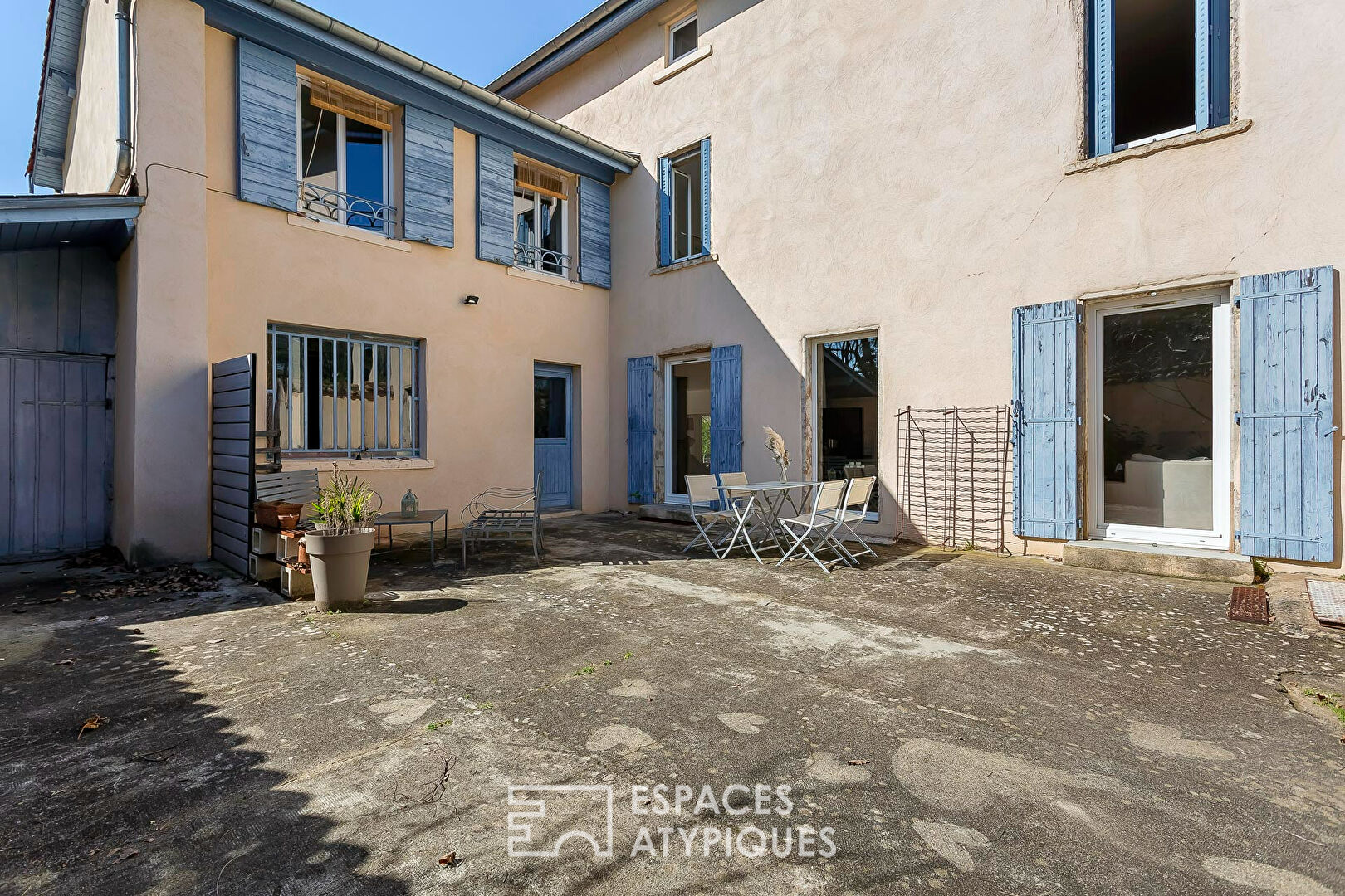 Corps de ferme avec piscine sur une belle parcelle paysagée