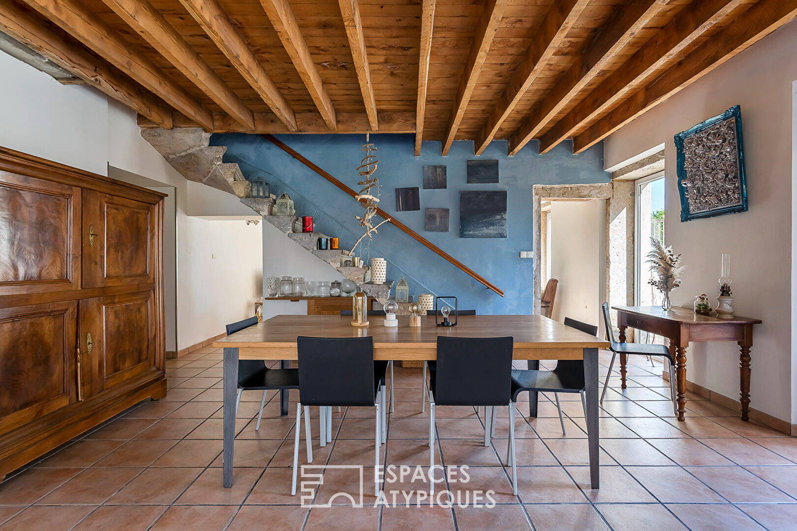 Corps de ferme avec piscine sur une belle parcelle paysagée