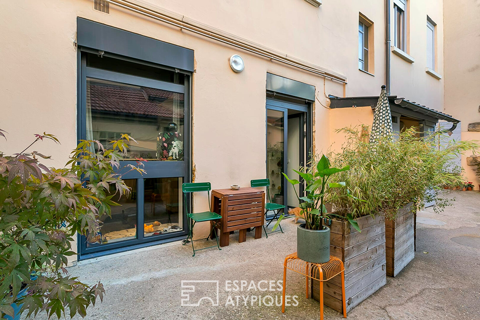 Canut rénové avec terrasse dans un ancien atelier de menuiserie