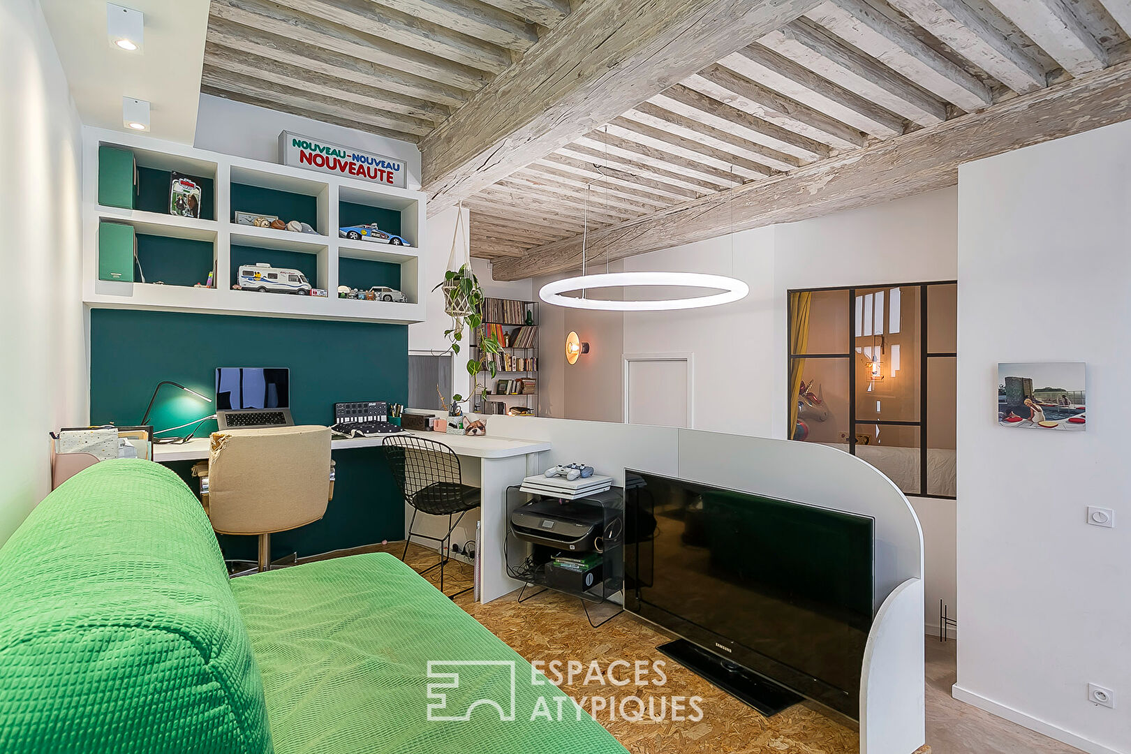 Renovated canut with terrace in a former carpentry workshop