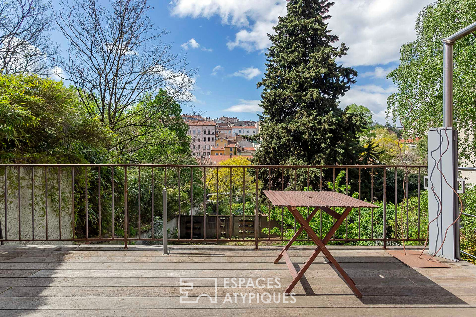 Old apartment with terrace and garden