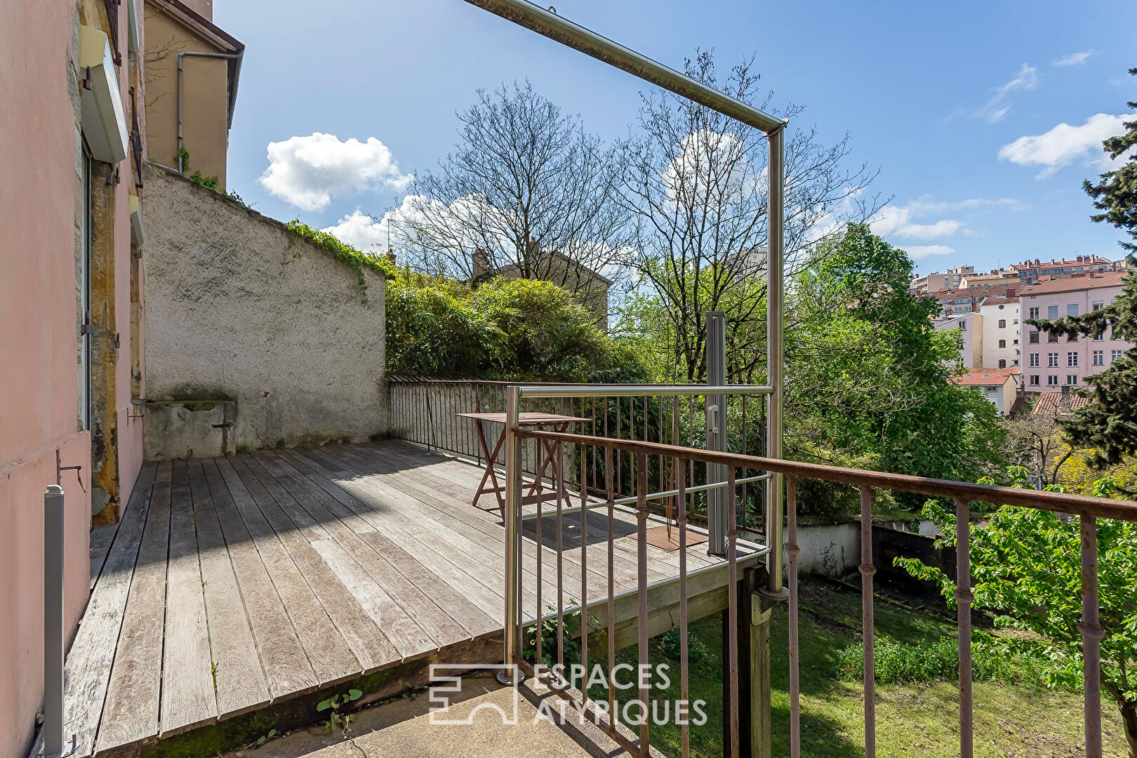 Old apartment with terrace and garden