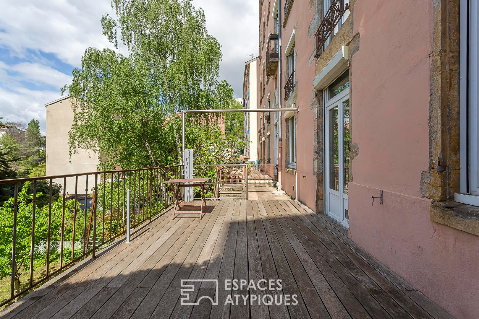 Old apartment with terrace and garden