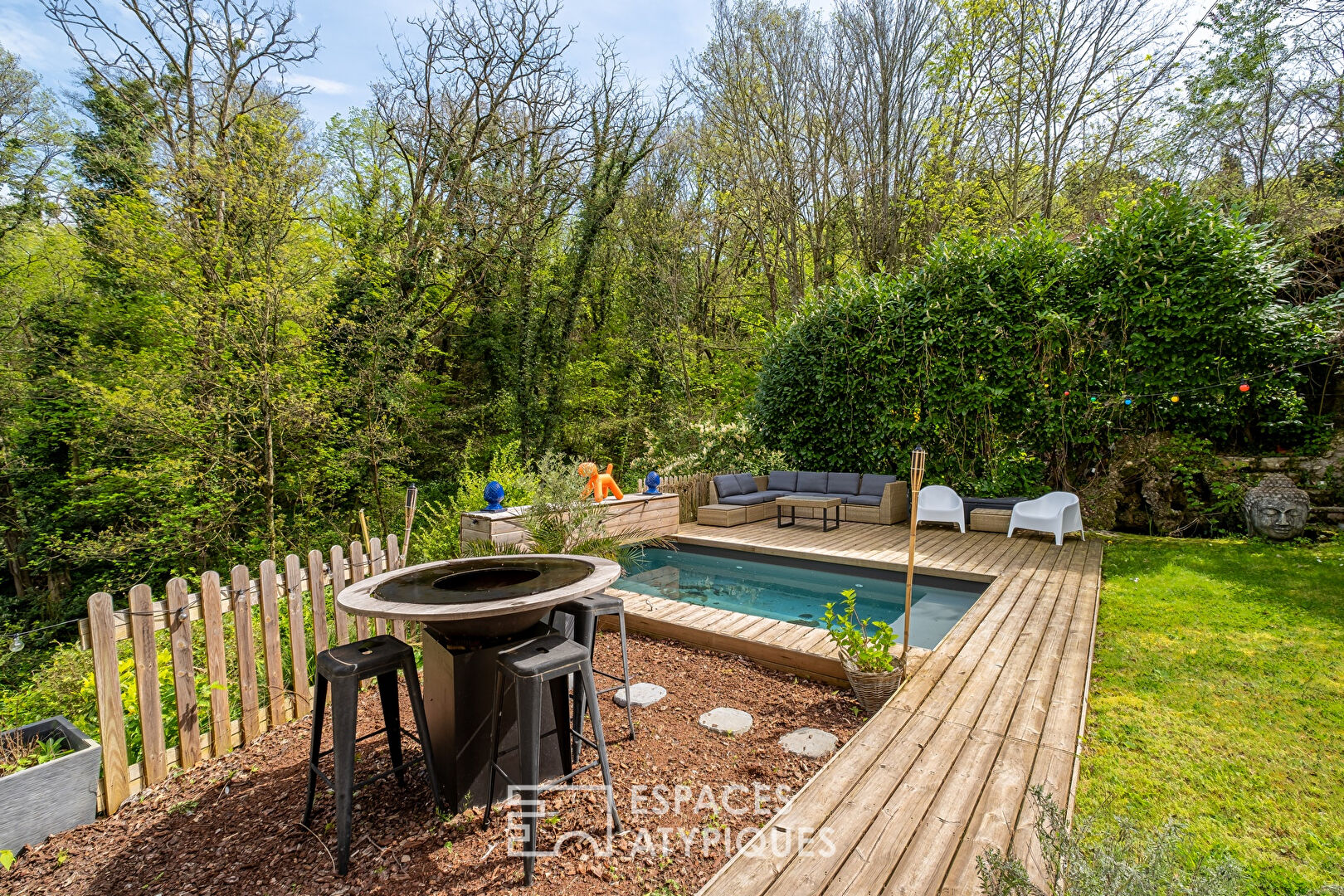 Maison avec piscine dans un écrin de verdure