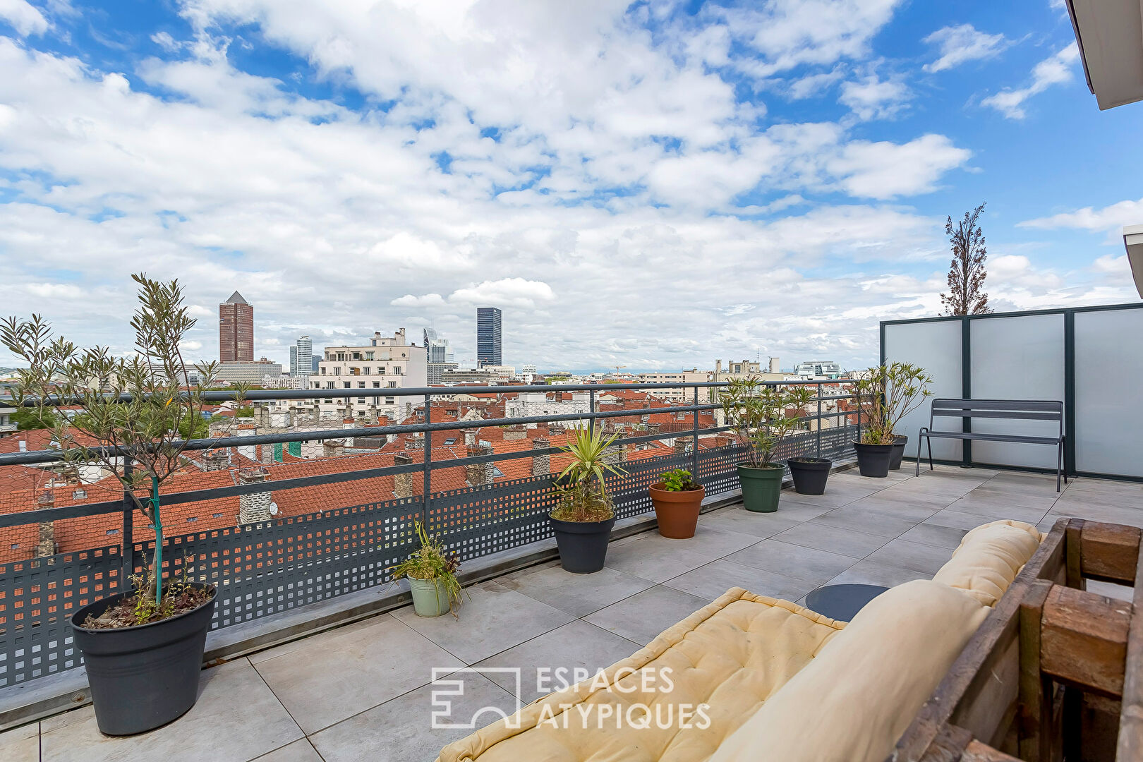 Dernier étage avec terrasse à Saxe Gambetta
