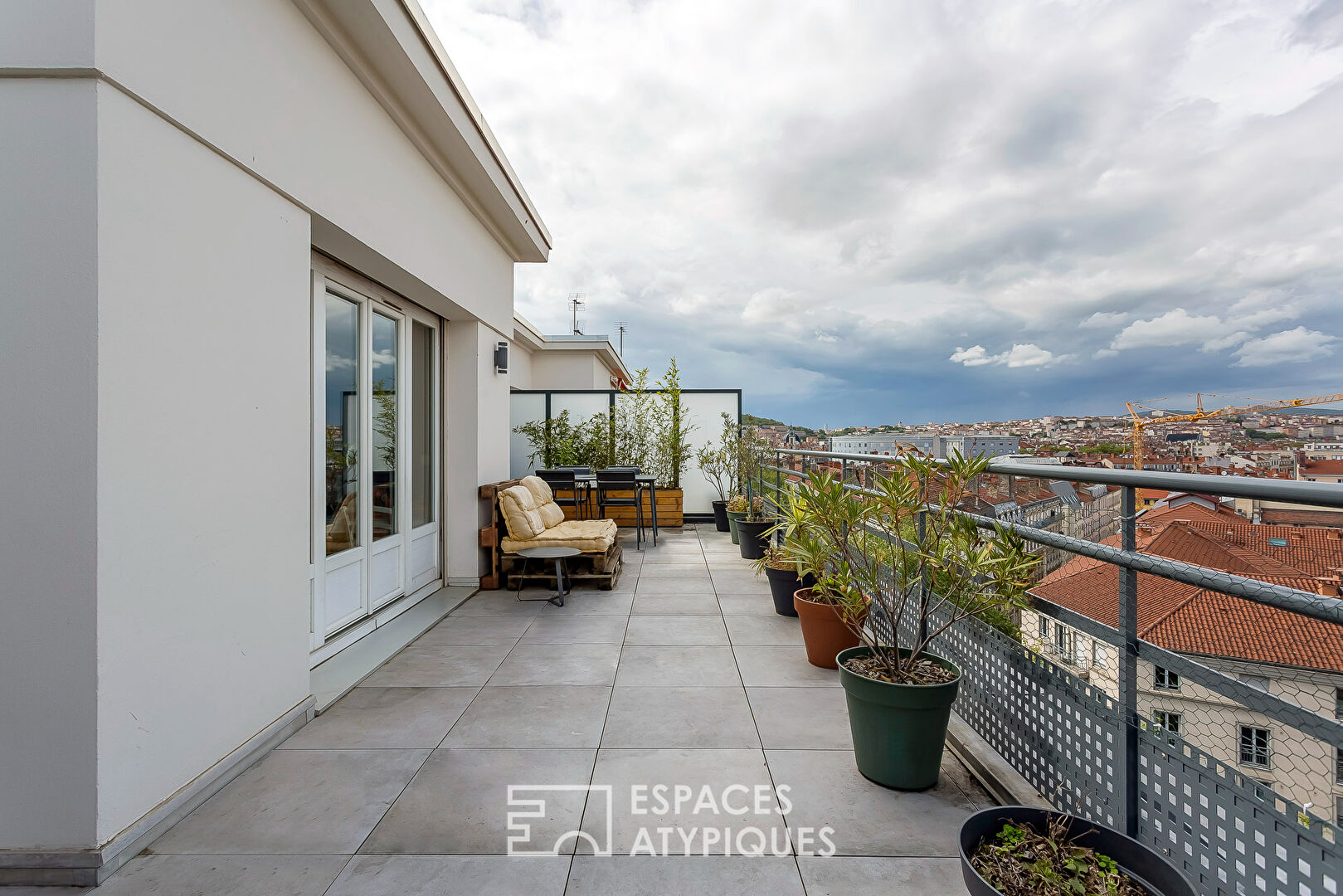 Dernier étage avec terrasse à Saxe Gambetta