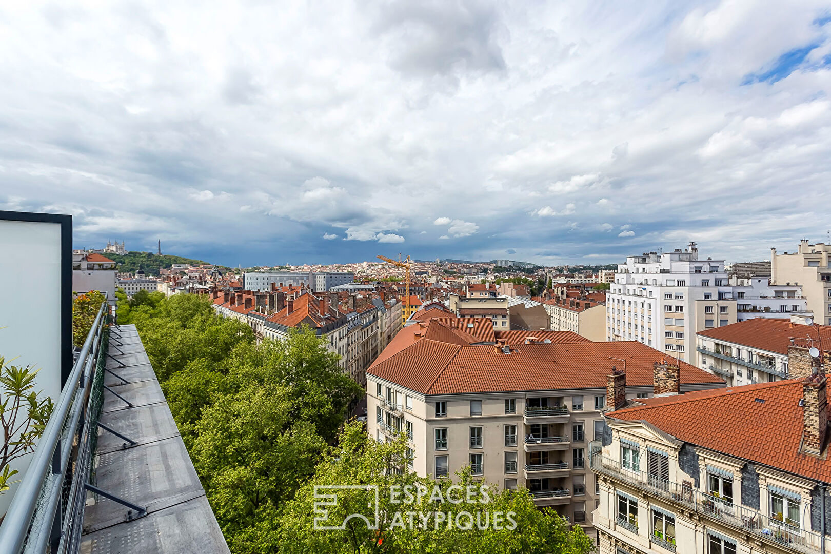 Dernier étage avec terrasse à Saxe Gambetta