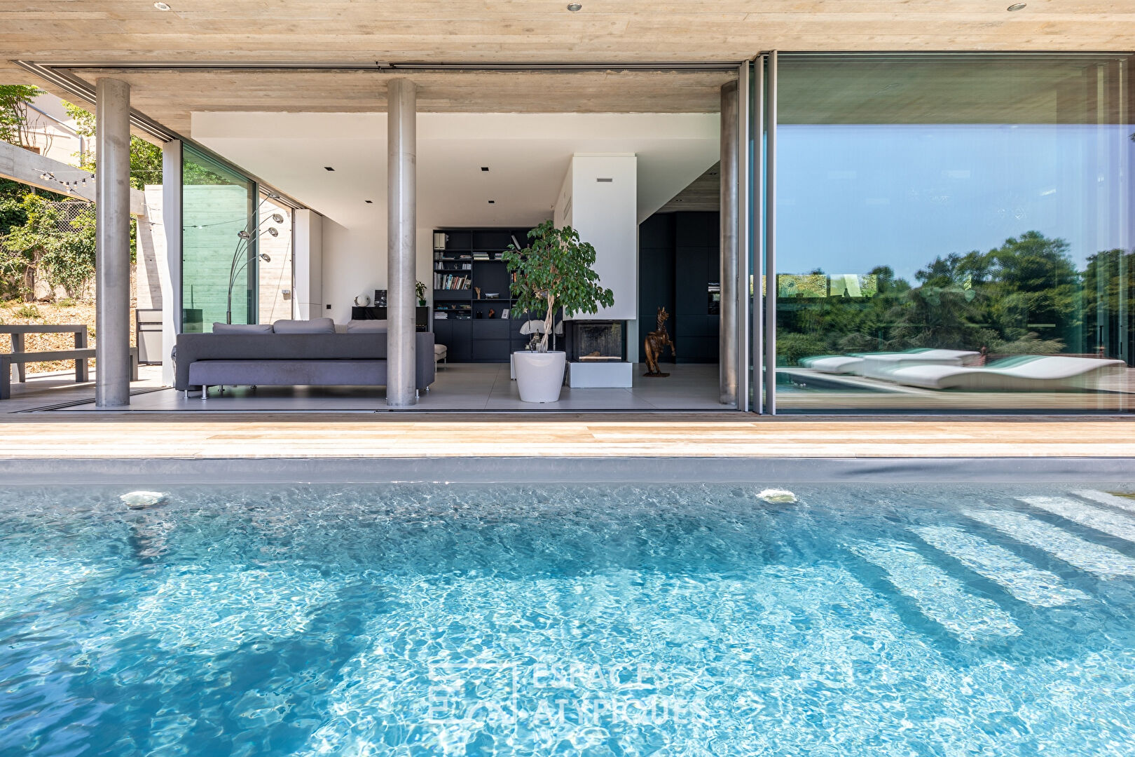Maison rénovée avec extension contemporaine avec piscine et vue