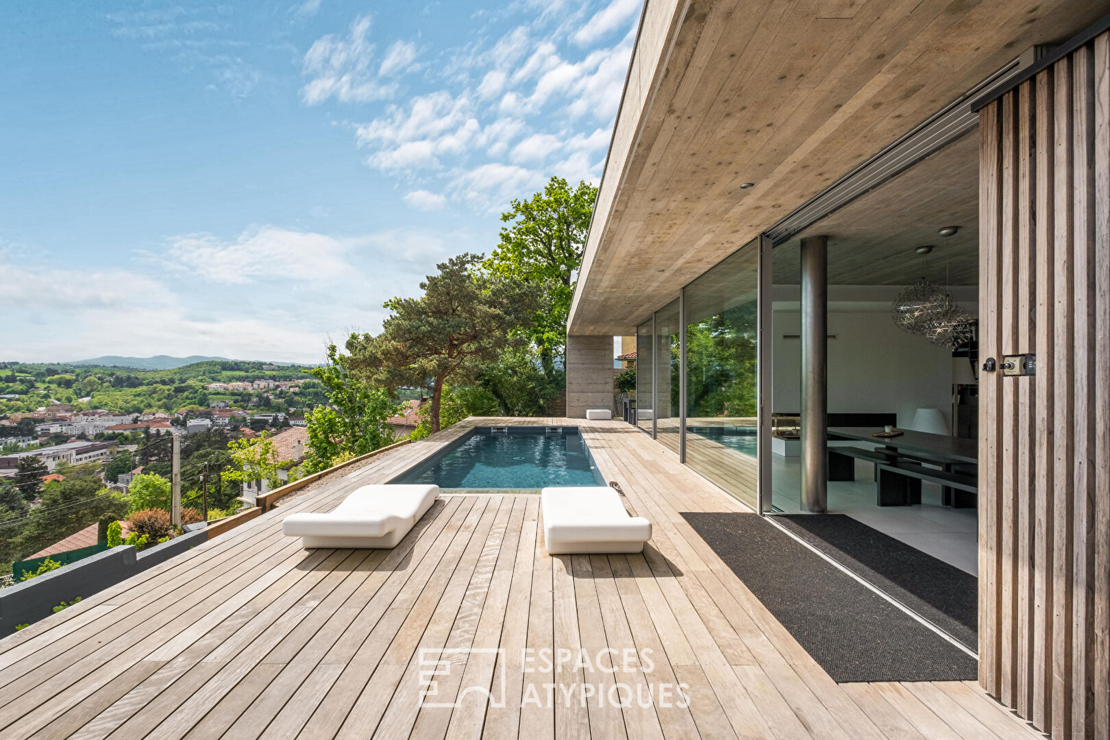 Maison rénovée avec extension contemporaine avec piscine et vue