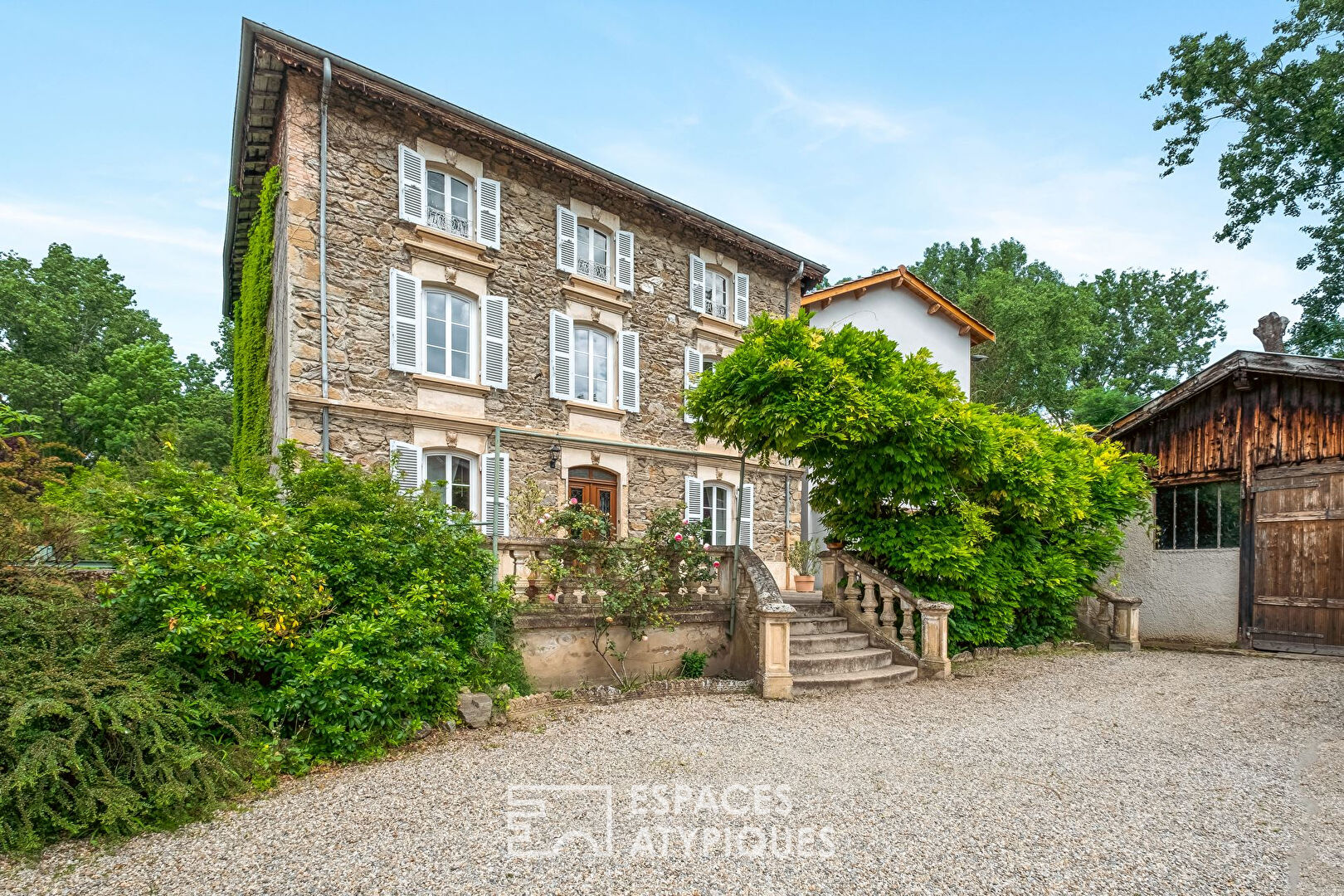 Beautiful mansion to renovate in a wooded park