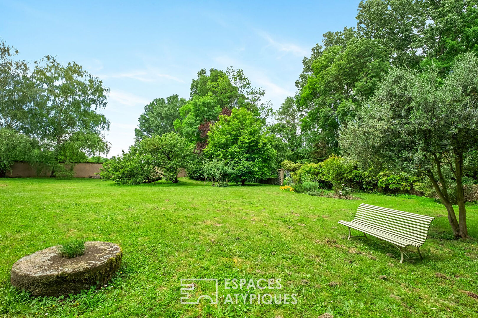 Beautiful mansion to renovate in a wooded park