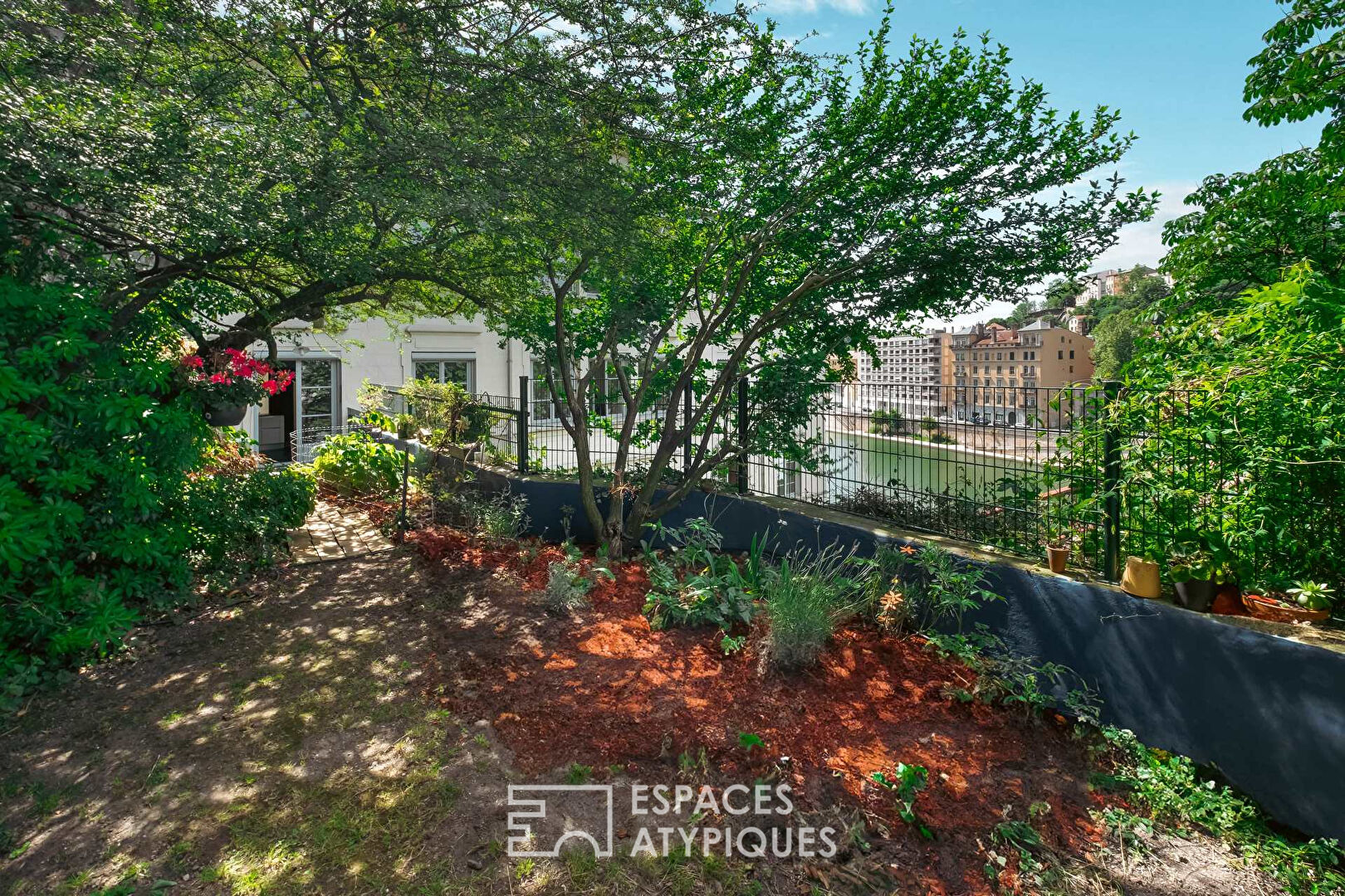 Appartement sur les quais de Saône avec jardin et garage