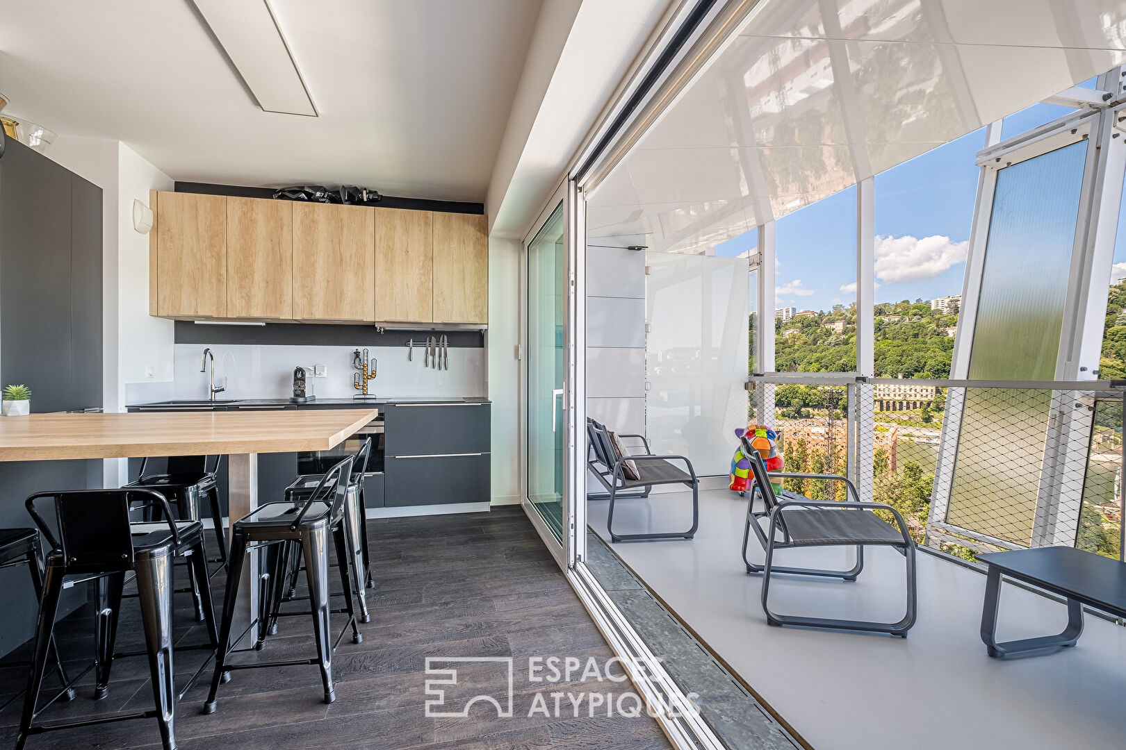 Magnifique appartement avec terrasse à Confluence