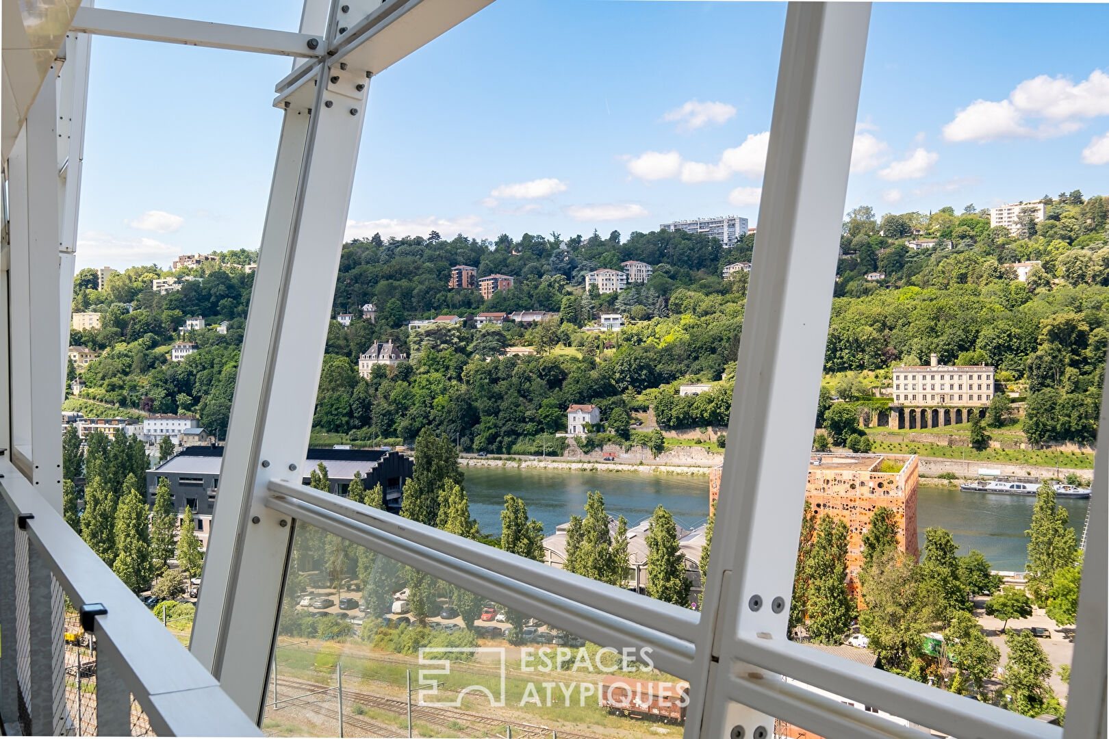 Magnifique appartement avec terrasse à Confluence