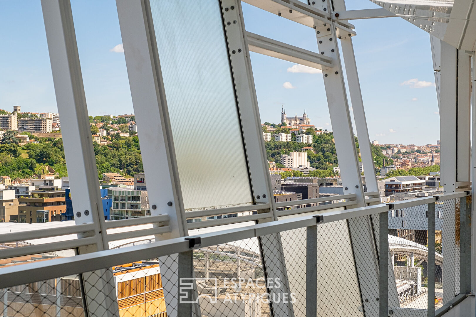 Magnifique appartement avec terrasse à Confluence