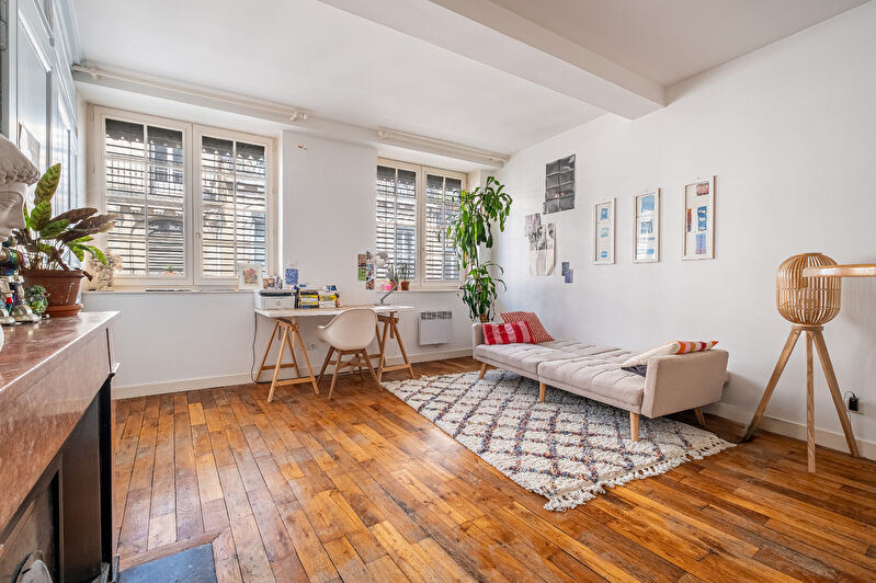 Old apartment in the heart of Saint Nizier