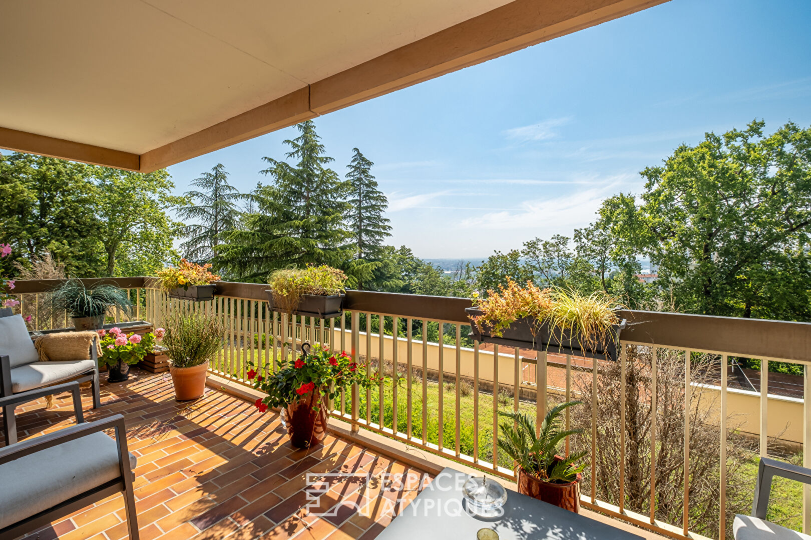Renovated apartment in the heart of the village with a view