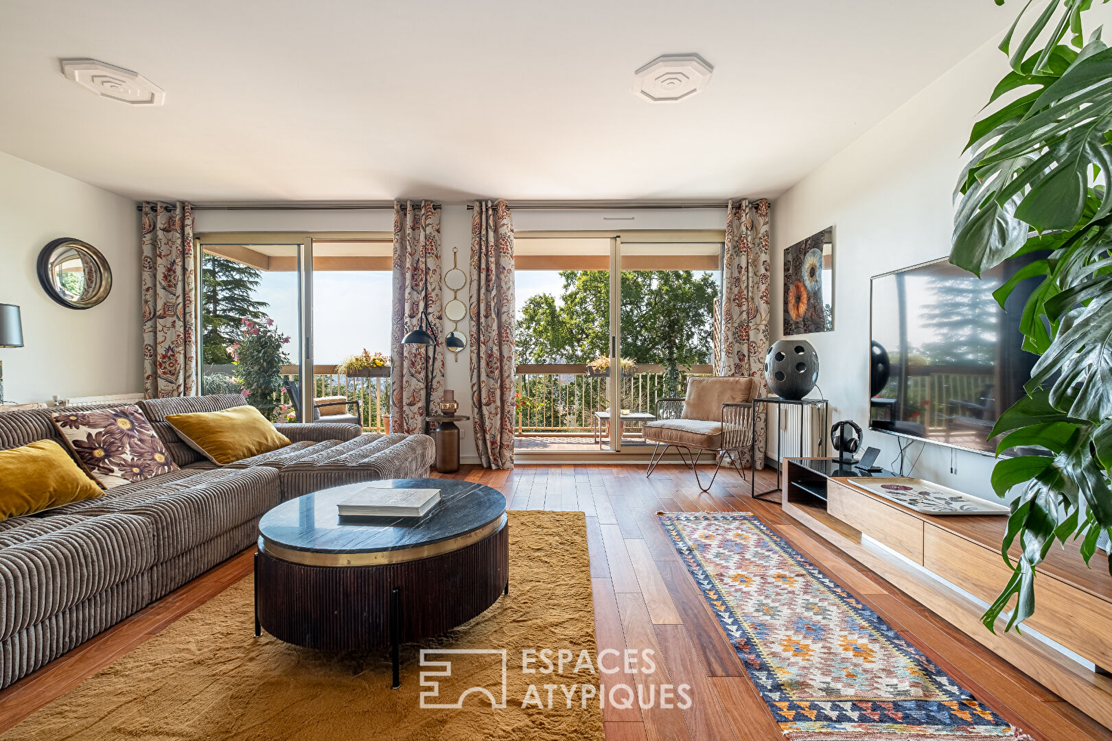 Renovated apartment in the heart of the village with a view