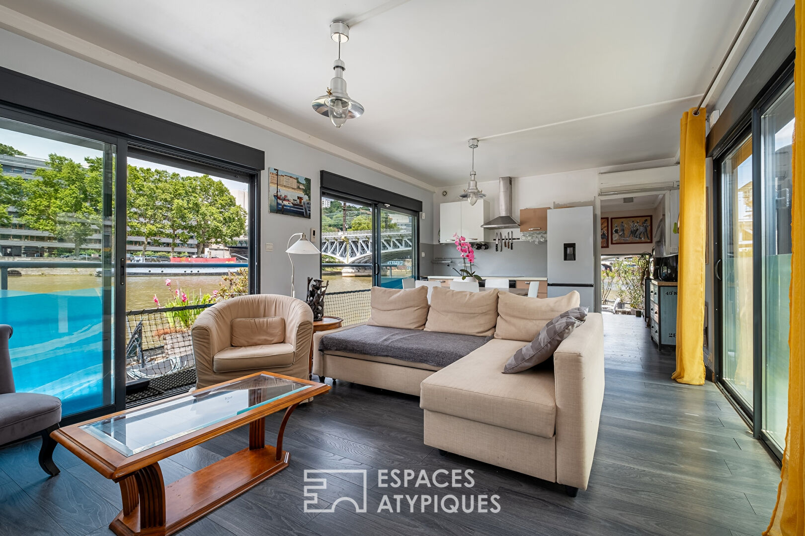 Péniche de 180 m2 à deux pas de la Place Carnot
