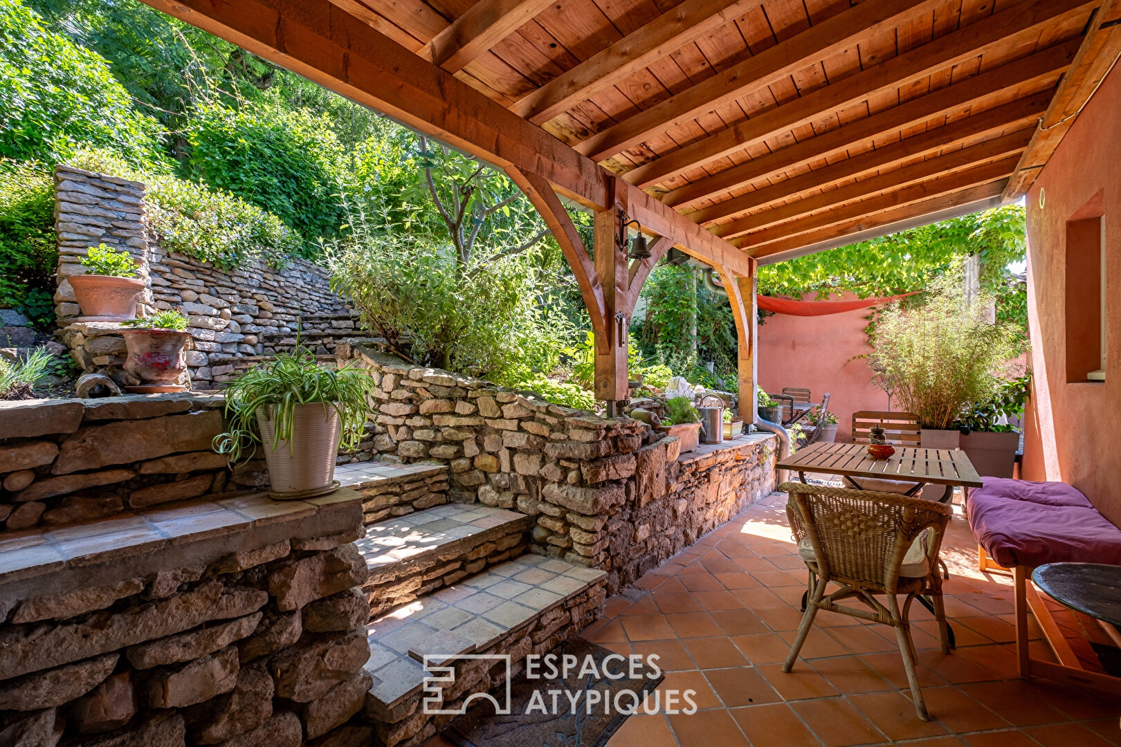Bel ancien avec jardin, terrasse et vue dégagée au coeur du quartier Saint-Just