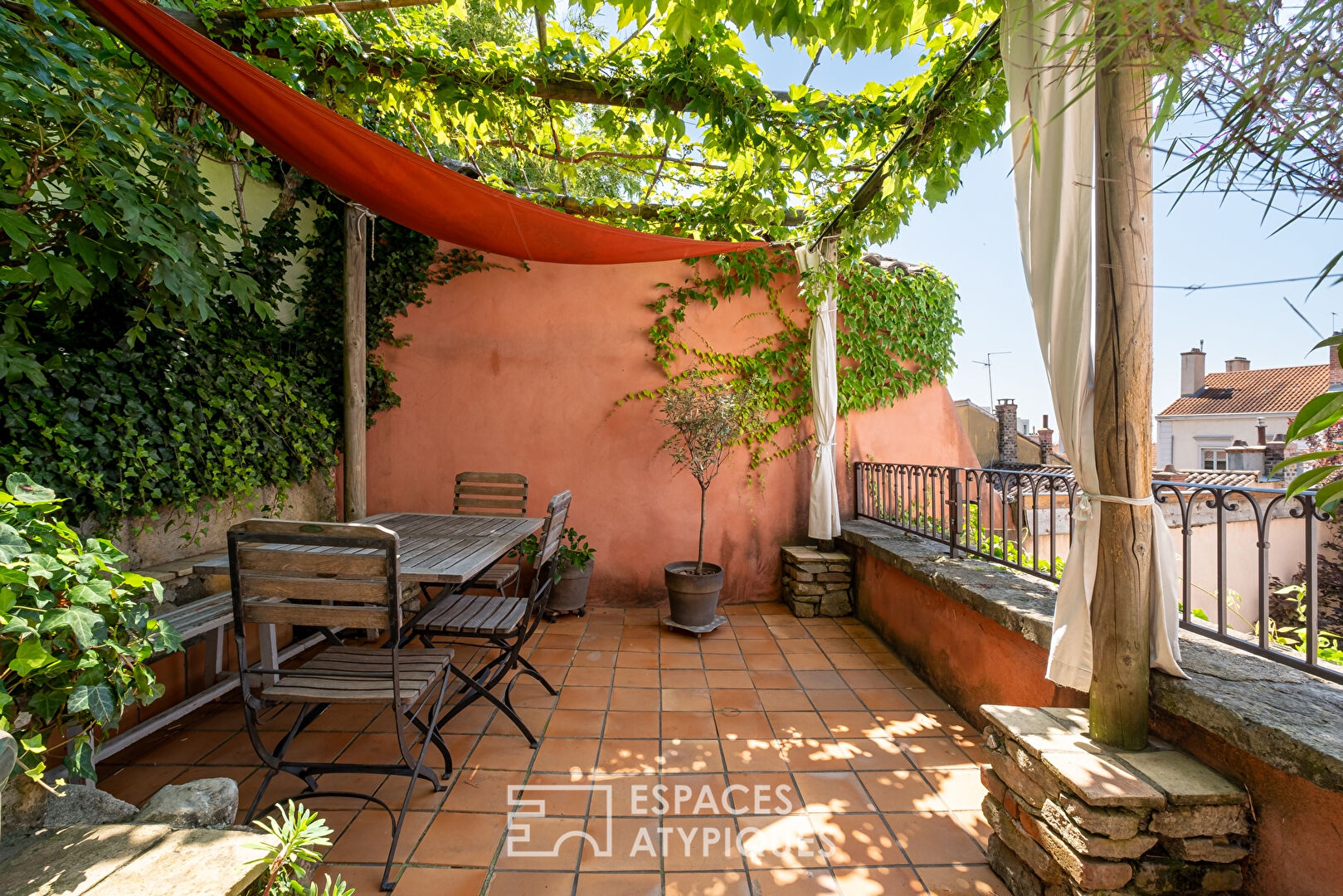 Bel ancien avec jardin, terrasse et vue dégagée au coeur du quartier Saint-Just