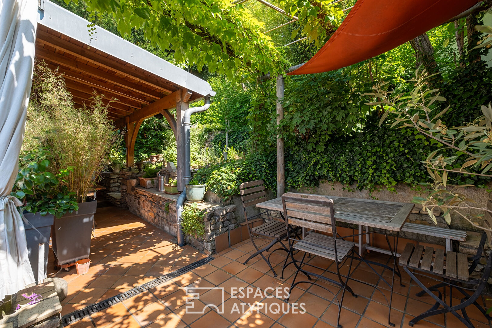 Bel ancien avec jardin, terrasse et vue dégagée au coeur du quartier Saint-Just