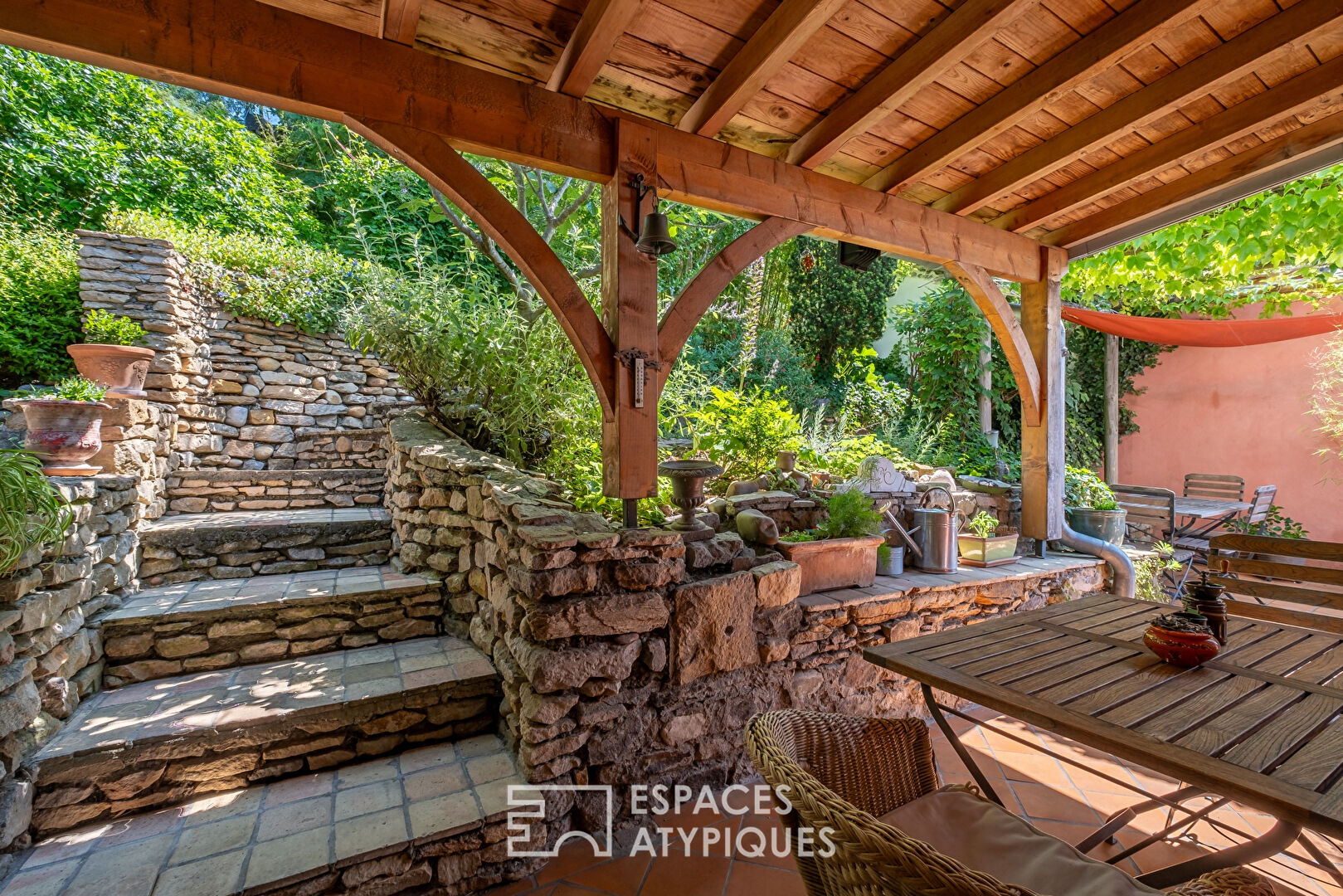 Bel ancien avec jardin, terrasse et vue dégagée au coeur du quartier Saint-Just