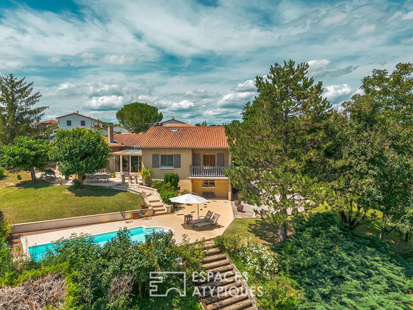 Family villa with swimming pool on 2400 m2 of land (divisible)