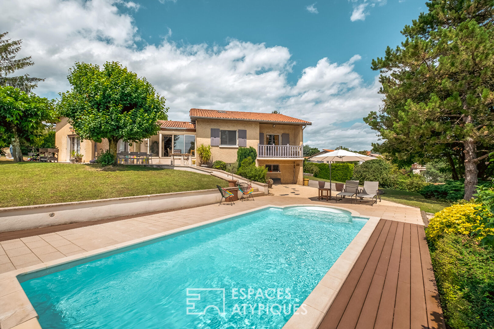 Family villa with swimming pool on 2400 m2 of land (divisible)