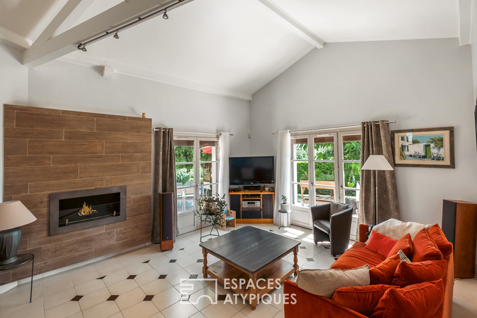 Family villa with swimming pool on 2400 m2 of land (divisible)