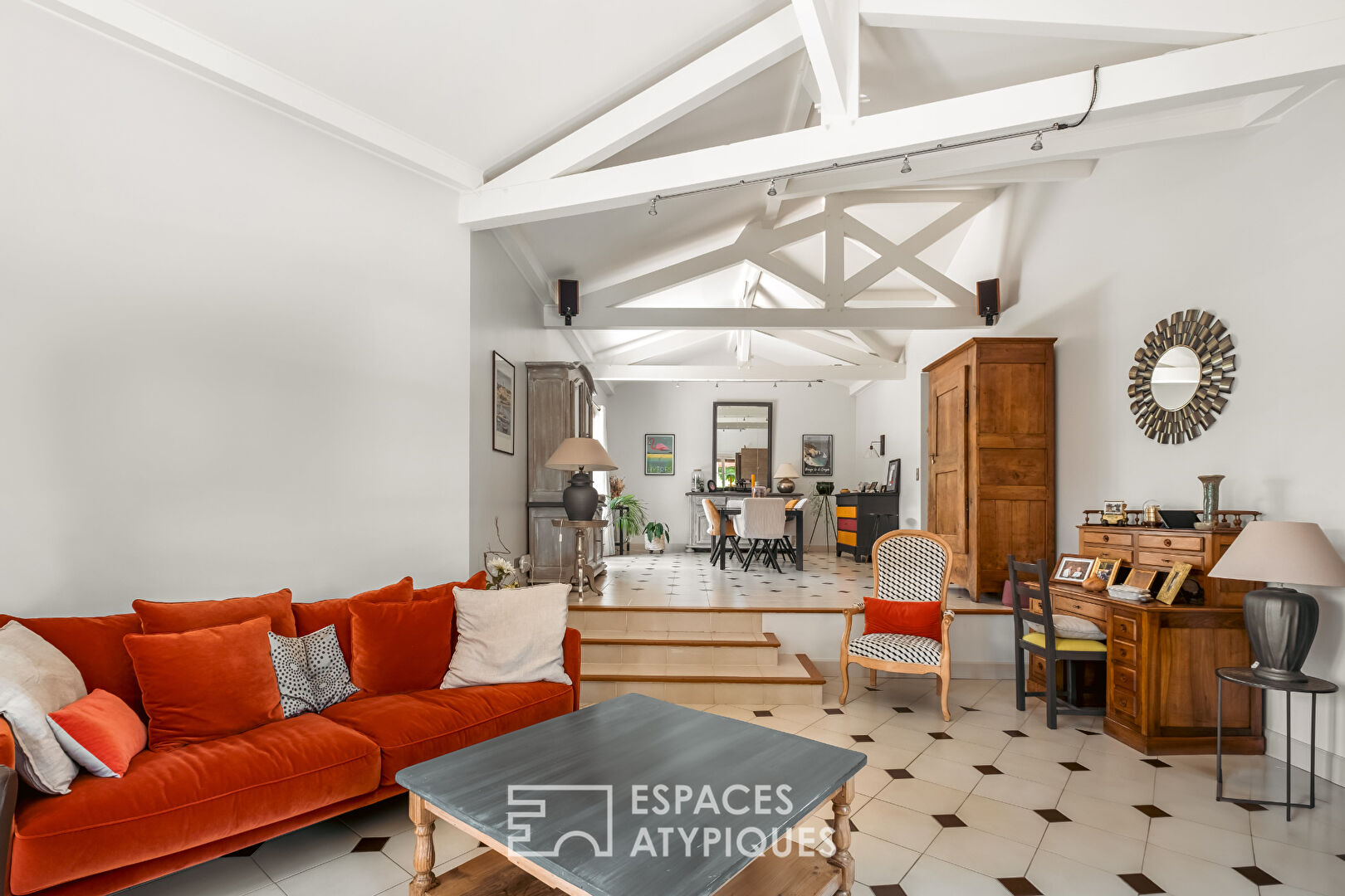 Family villa with swimming pool on 2400 m2 of land (divisible)