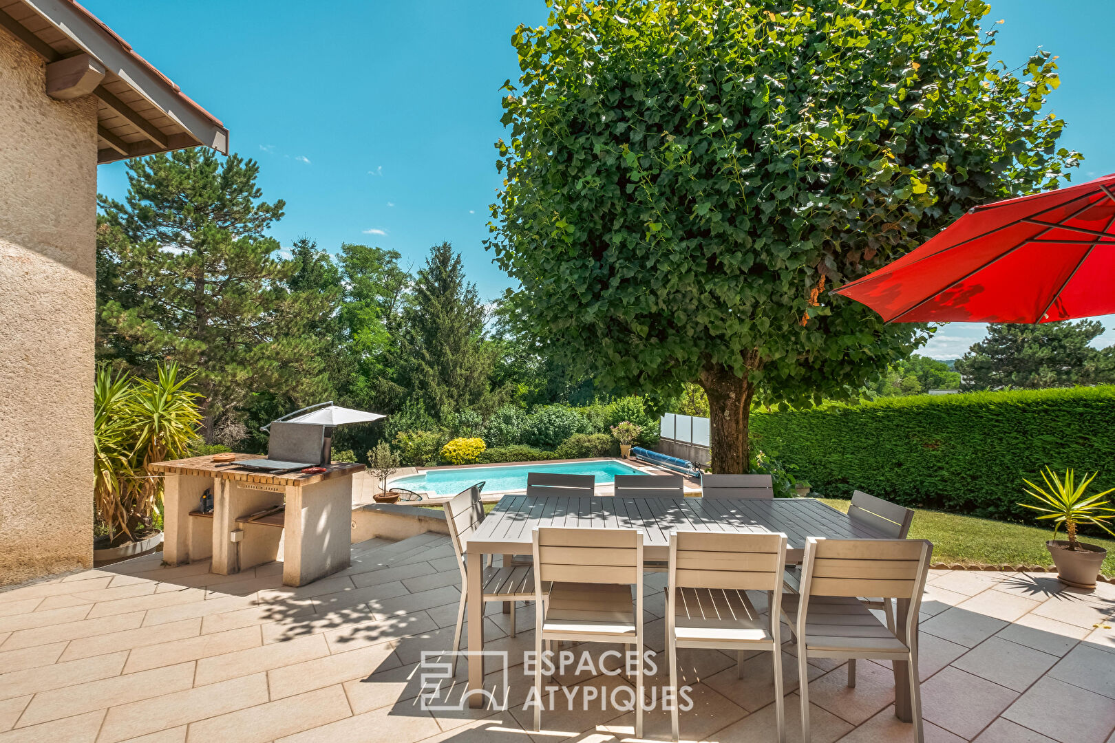 Family villa with swimming pool on 2400 m2 of land (divisible)