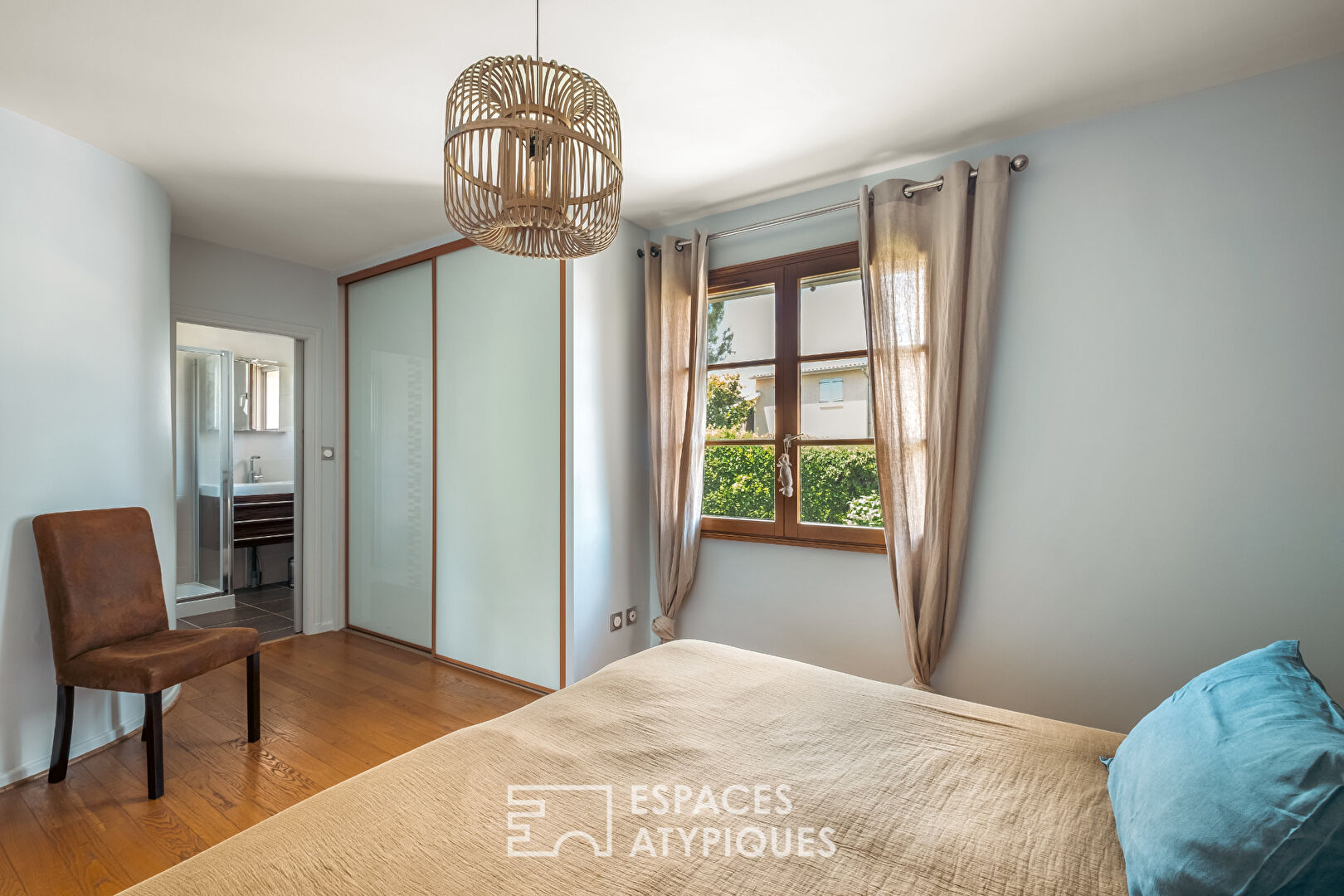 Family villa with swimming pool on 2400 m2 of land (divisible)
