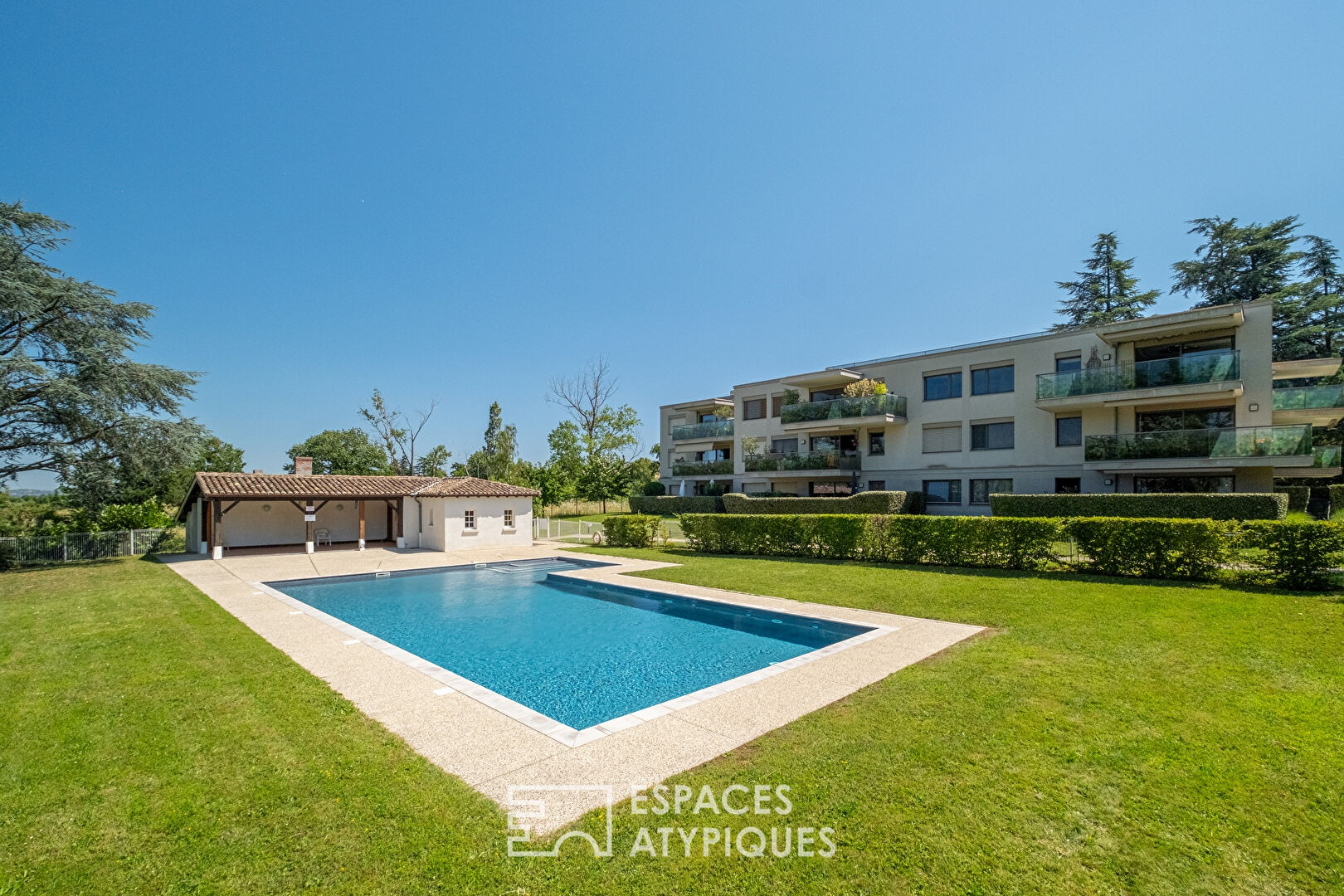 Appartement en dernier étage avec terrasse et vue sur les monts du Lyonnais