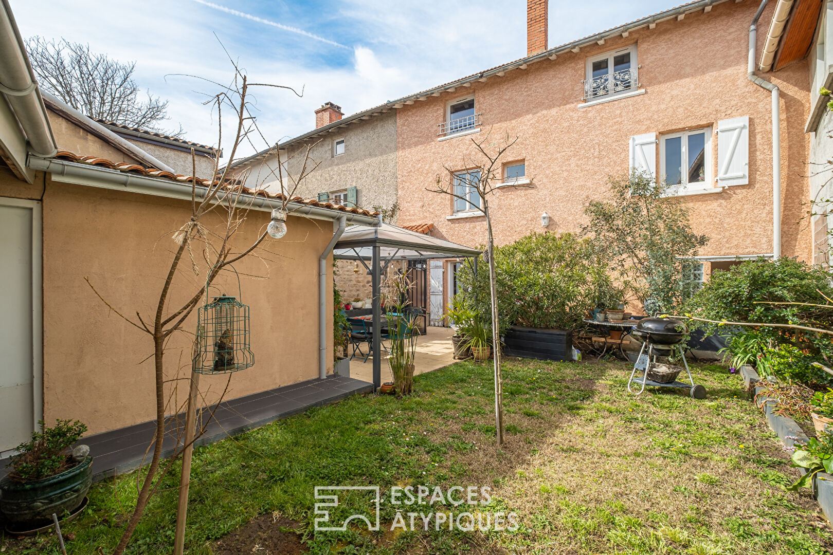 Townhouse with bucolic garden