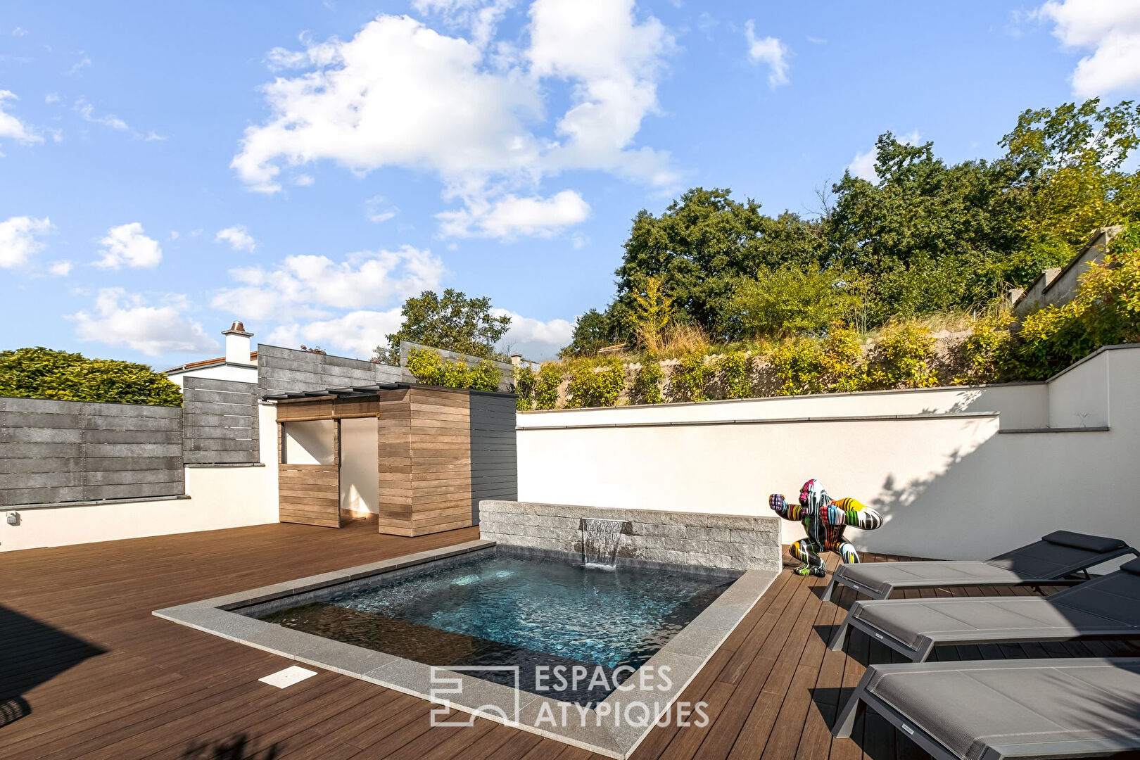 Contemporary house with swimming pool